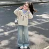 Moletom falso de duas peças com gola de camisa para meninas 2026 novo conjunto jeans infantil roupas estilosas para primavera e outono para meninas