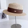 Sombrero de paja de copa plana transpirable calado para mujer, sombrero de paja versátil de lujo ligero para el verano, sombrero de protección solar para vacaciones y viajes