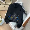 Foto real de camisa feminina vintage bordada floral de manga longa, novo estilo outono 2026, design único, top solto e versátil
