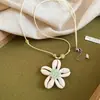 Caminando por la Orilla del Mar~Collar de Perlas con Cuentas de Flores, Estilo Fresco y Dulce de Verano, Cadena para Clavícula con un Diseño Único, Accesorio de Nicho