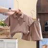 Conjunto de dos piezas de polo Lel de color sólido para bebé de manga corta Verano 2025 Nuevo Ropa de moda para niños con cremallera Ropa para niños