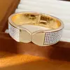 Pulseira aberta oval com adornos de diamante, versátil para o uso diário, estilosa e elegante, joias de nicho de luxo leve de alta qualidade atacado