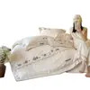 Conjunto de cama luxuoso de quatro peças bordado em cor sólida, simples e elegante, adequado para uso em casa, quarto, hotel e pousada, disponível para compra no atacado