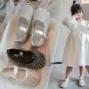 Sandalias para Niña Zapatos Mary Jane de Piel 2026 Primavera y Verano Nuevos Elegantes Zapatos Plateados de Princesa Zapatos de Cristal para Niñas Pequeñas