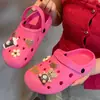 2026 Novos Sapatos com Furos Femininos Sandálias de Verão com Bico Fechado Meio Chinelos Femininos para Exterior Solado Macio Praia Desenho Animado Celebridade da Internet
