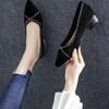 Sapatos de boca rasa de camada única com strass femininos 2024 primavera e outono novos sapatos de mãe de salto grosso e pontudo camurça salto baixo confortável malha sapatos femininos