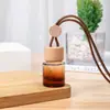 Colgante de botella de vidrio con tapa redonda pequeña de color marrón degradado con cuerda gruesa, botella de perfume popular, botella vacía, colgante para colgar en el coche, botella de aromaterapia