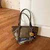Bolsa tote de nicho retrô com rebites para mulheres, outono, grande capacidade, versátil, casual, de alta qualidade, para ombro