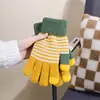 Guantes de pantalla táctil estilo coreano para Otoño e Invierno, guantes retro versátiles para mujer, guantes de punto de cinco dedos con contraste de color para estudiante, guantes gruesos de ciclismo para pareja