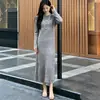 Vestido longo plissado segmentado estilo luxo leve, nova coleção de outono, gola redonda, mangas compridas, artesanato Issey Miyake, corte reto, vestido plissado que afina