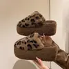 Moda para Casa Solado Grosso Novo Peludo Bico Fechado 2026 Estampa de Leopardo Plush Outono/Inverno Chinelos de Algodão Chinelos para Uso Externo Marrom
