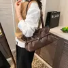 Bolsa de ombro retrô de grande capacidade para mulheres, moda europeia e americana, nova bolsa de ombro de luxo leve para o dia a dia, bolsa tote versátil