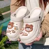 Zuecos antideslizantes de suela blanda para mujer, para uso exterior en verano, pantuflas cerradas de suela gruesa, resistentes al desgaste, silenciosas, de EVA, diseño de una sola pieza