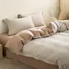 Modelo Nuevo 2026 Juego de Cuatro Piezas 100% Algodón Teñido en Hilo Algodón Lavado con Patrón de Rayas Finas, Estilo Artístico Simple, Borde Festoneado, Ropa de Cama para Casa de Huéspedes
