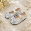 Sapatos baixos versáteis para meninas, adequados para vestidos de daminhas e passeios diários, com bico redondo, laço de strass resistente e sola macia para crianças