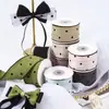 Suéter pequeno com estampa de coração em um lado, borda preta e laço feito à mão, material para artesanato, caixa de presente e fita para embalagem.