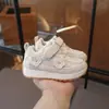 Zapatos para bebé 2026 primavera y otoño nuevos zapatos deportivos para niños zapatos casuales resistentes al desgaste versátiles para niñas con velcro zapatos para caminar