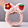 Procesamiento de diadema de flor de fresa de lazo elástico individual personalizada, banda para el pelo de franela de plátano y piña para niña linda