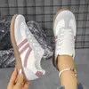 Venta al por mayor de fabricante de zapatillas deportivas casuales con cordones de nuevo estilo 2026, zapatillas de malla, zapatos de entrenamiento alemanes de suela plana para mujer, zapatos de mujer