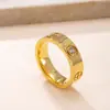 Anel de Aço Inoxidável Novo Europeu e Americano Feminino Leve Luxo Versátil Cruz Incrustado Strass Anel de Casal Titânio Aço Joias Fabricante Atacado