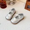 Zapatos de Moda de Cuero para Niñas 2026 Primavera y Otoño Nuevo Estilo Zapatos de Princesa Bordados con Perlas Niños Mary Janes Planos Tendencia
