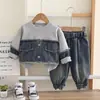 Conjunto de outono para meninos, novo e estiloso 2026 para bebês e crianças pequenas, conjunto de duas peças com moletom jeans patchwork primavera/outono