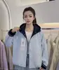 Chaqueta con capucha casual de nuevo estilo en colores caramelo para Primavera y Otoño 2026, con diseño único, versátil y juvenil, abrigo corto entallador para mujer