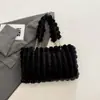 Nova Bolsa de Ombro Cruzado de Pelúcia Outono/Inverno para Mulheres Versátil Moda Alça de Corrente Bolsa de Mão Bolsa Fofa Macia Simples para o Dia a Dia
