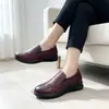 Venta al por mayor transfronteriza de zapatos para madres de mediana edad y mayores, nuevos zapatos de cuero para mujer otoño 2026, de suela blanda, cómodos sin cordones, zapatos de cuero antideslizantes
