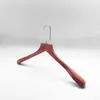Colgador de Madera de Cedro Rojo Promocional sin Pintar y Set de Pinzas para Pantalones para Uso en Hogar y Hotel Colgador de Madera Maciza Antideslizante Fabricante Lote
