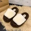Zapatillas peludas de moda y populares para mujer, diseñadas para usar en exteriores, nueva colección Otoño 2026, estilo europeo, sensación de alta gama, estilo de celebridad de internet, zapatillas de algodón peludo con suela gruesa