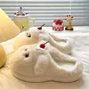 Pantuflas de invierno Song Xiaoke, lindas pantuflas de felpa para el posparto, pantuflas cálidas y antideslizantes para interiores con suelas gruesas, nuevo estilo para mujer 2026