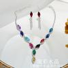 Fuente de comercio electrónico transfronterizo: collar, pendientes, traje de dos piezas, vestido de banquete, accesorios, cristales rojos, azules y morados.