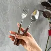Conjunto de Faca, Garfo e Colher para Bife Estilo Ocidental em Aço Inoxidável 304 com Cabo de Madeira de Nogueira, Sensação de Alto Padrão, Colher de Sopa Redonda com Cabo de Madeira Personalizado