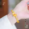 Pulsera de Oro Puzuo Mismo Estilo Oro Arena Cepillado Hebilla Mariposa Diamante para Mujer, Pulsera Mariposa Pequeña Estilo Palacio de Gama Alta