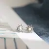 Brincos de Aço Titânio com Design Sunburst de Madrepérola Branca para Mulheres, Moda Europeia e Americana Transfronteiriça para o Dia a Dia, Brincos Estilosos de Nicho, Acessórios de Orelha Personalizados