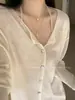 Besos de Concha de Perla Un cárdigan de punto fino con una sensación cremosa y relajada que queda bien con todo