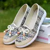 Zapatos de tela del viejo Pekín para mujer, zapatos de una sola capa para primavera y otoño, suela blanda, zapatos para madre de mediana edad y ancianos, zapatos casuales transpirables bordados, entrega de una sola pieza