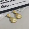 Brincos irregulares escovados para mulheres, luxo leve, sensação de alta qualidade, estilosos, individuais, simples, estilo cool, acessórios versáteis de brinco de tarraxa