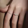 Comercio Exterior Transfronterizo se Especializa en Suministrar Joyería Única para Mujer en Forma de V a Indonesia, Presentando un Estilo Vintage de Lujo Ligero y de Alta Gama con Anillos de Circonita