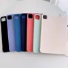La Funda Protectora de Silicona Líquida Anticaídas de Color Sólido de Amazon para Tablets Apple iPad es Simple y Ligera