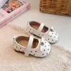 Sapatos de Couro para Meninas 2026 Primavera/Outono Novos Sapatos Individuais Infantis Retro Florais de Bolinhas Sapatinhos Versáteis Antiderrapantes de Princesa