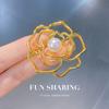 Broche de Perla Camelia Luminosa Corsage de Flor Dorada Hueca para Mujer Accesorios de Pin para Traje de Alta Gama con Textura