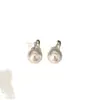 Nana con pendientes de perlas retro francesas, diseño de nicho femenino, exquisito sentido de la moda, personalidad, temperamento simple y versátil.