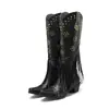 Botas de Comércio Exterior da Amazon Femininas Bico Fino Europeias e Americanas Botas de Couro com Rebites Altos Zíper Lateral Botas da Moda com Franjas Sapatos Femininos de Salto Médio