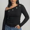 Camiseta Dark Gothic Europeia e Americana, Cor Sólida Simples com Ilhós Metálicos, Mangas Longas, Estética Assimétrica, Top de Um Ombro para um Look Apimentado
