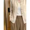 La popular colección de otoño temprano para mujer de este año 2026 presenta una simple camisa cárdigan de botones de manga larga con bolsillos