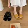 Sandálias Rasteirinhas Fashion com Tachas para Mulheres, Novo Design de Verão 2026, Bico Quadrado, Salto Baixo, Chinelos Versáteis e Confortáveis para Uso Externo para Mulheres