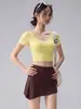 Conjunto de yoga para mujer con cuello en V y espalda cruzada, agradable para la piel con copas fijas en el pecho, atuendo de yoga de manga corta para fitness, running, entrenamiento