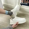 Zapatos de suela gruesa, zapatos blancos suaves y mullidos, zapatillas versátiles estilo universitario para estudiantes, nuevos zapatos casuales de suela gruesa para otoño de 2026